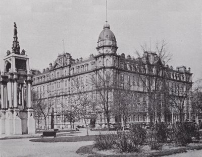 Hotel Windsor e Sir John A Macdonald Monument, Montreal (foto a p/b) de Photographer Canadian