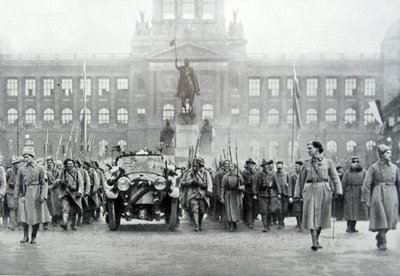 Tropas checas acompanham o presidente Thomas Masaryk em Praga, 25 de dezembro de 1918 (foto a p/b) de Photographer Czech