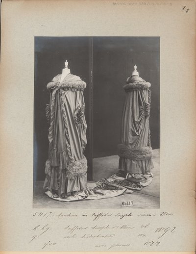 Página de Álbum: House of Worth, Evening Mantle de Photographer French