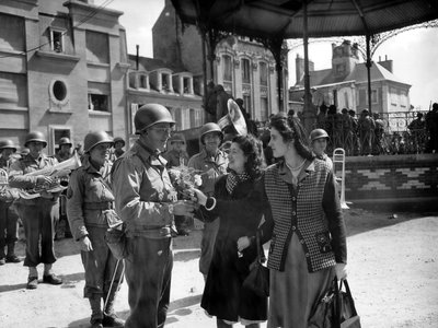 Soldados Americanos Conversando com Jovens Mulheres Francesas, Cherbourg, 29 de Junho de Photographer French