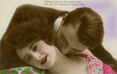 O francês beijando uma mulher apaixonadamente no pescoço de Photographer French