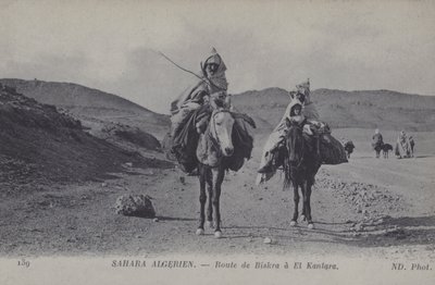 Viajantes no Saara argelino na estrada de Biskra para El Kantara (foto a p/b) de Photographer French