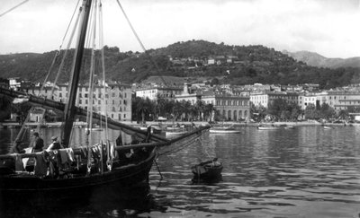 Vista do porto de Ajaccio, Córsega, c.1930 (foto a p/b) de Photographer French