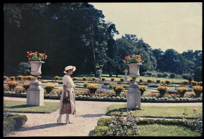 Mulher passeando no jardim da Bagatelle, Paris, c.1920 (foto) de Photographer French