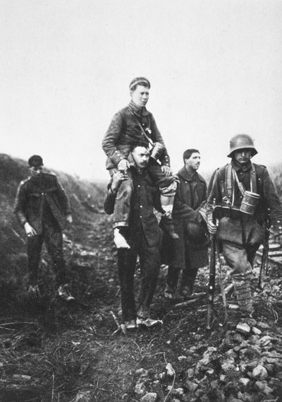 Um soldado de infantaria alemão com uma perna ferida é levado da batalha por prisioneiros de guerra ingleses (foto a p/b) de Photographer German