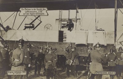 Um marinheiro na gôndola de Zeppelin LZ III na carreira de tiro de Tegel, Berlim de Photographer German