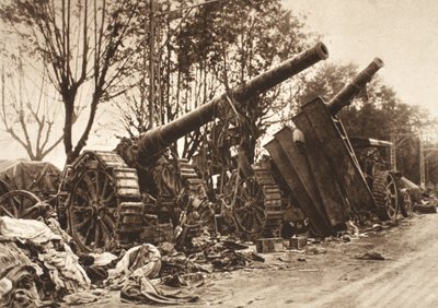 Uma pequena parte do vasto espólio de armas na linha de retirada de Isonzo para Piave (foto a p/b) de Photographer German