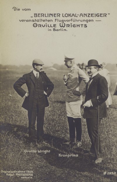 Aviador americano Orville Wright conversando com o Príncipe Herdeiro Wilhelm da Alemanha durante uma visita a Berlim (foto a p/b) de Photographer German