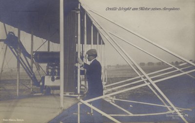 Aviador americano Orville Wright inspecionando o motor do seu avião (foto a p/b) de Photographer German