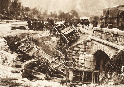 Um comboio italiano de munições numa rota de abastecimento perto de Udine, tiradas sob fogo de artilharia alemã (foto a p/b) de Photographer German