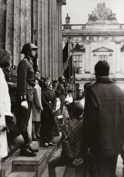 No Memorial às Vítimas do Fascismo e do Militarismo, soldados do Exército Popular Nacional homenageiam os pioneiros da paz e do socialismo (foto a p/b) de Photographer German
