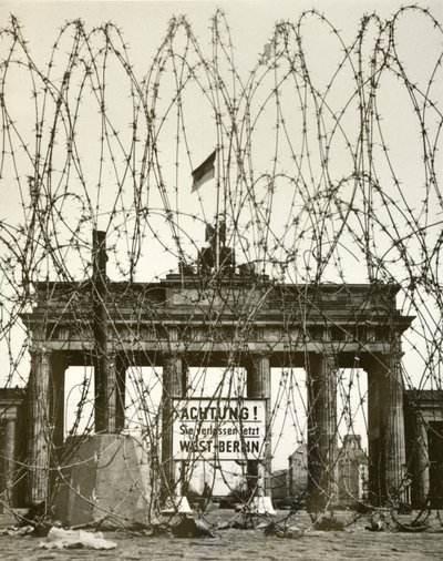 Arame farpado em frente ao Portão de Brandenburgo, Berlim, Alemanha, durante a ocupação Aliada da cidade após a Segunda Guerra Mundial (foto a p/b) de Photographer German