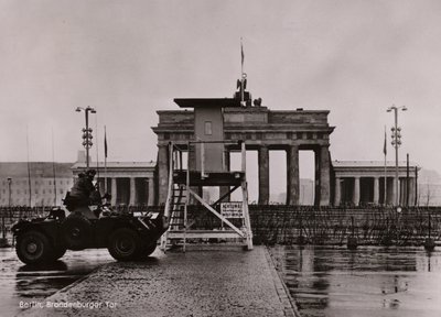 Carro blindado britânico na fronteira entre Berlim Leste e Oeste no Portão de Brandenburgo (foto a p/b) de Photographer German
