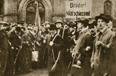 "Irmãos, não disparem!", protesto em Berlim, Novembro de 1918 (foto sépia) de Photographer German