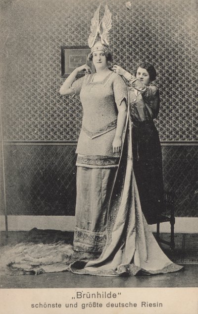 Brunhilde, a mais bela e mais alta gigante alemã (foto a p/b) de Photographer German