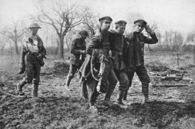 Camaradagem: Prisioneiros ingleses com um alemão ferido a caminho do ponto de recolha de vítimas (foto a p/b) de Photographer German