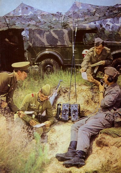 Camaradas de armas são irmãos de classe, juntos eles são invencíveis (foto colorida) de Photographer German
