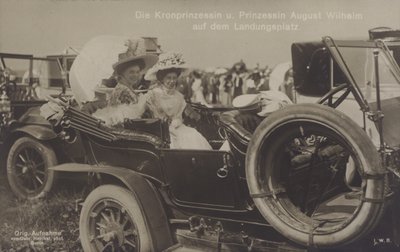 Princesa Coroa Cecilie e Princesa August Wilhelm da Alemanha num aterragem de Zeppelin (foto a p/b) de Photographer German