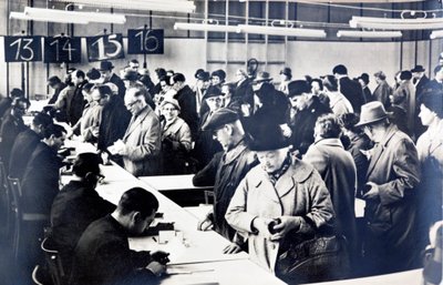 Cidadãos da Alemanha Oriental em fila de espera para obter autorização para visitar parentes no Ocidente (foto a p/b) de Photographer German