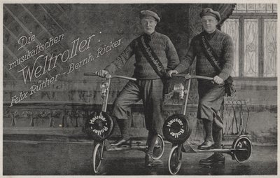 Felix Ruether e Bernhard Ricker, pilotos de scooter musicais (foto a p/b) de Photographer German