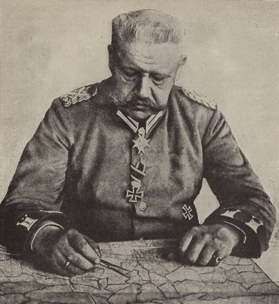 Marechal de Campo von Hindenburg estudando um mapa (foto a p/b) de Photographer German
