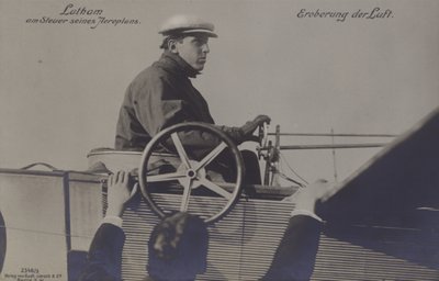 O aviador francês Hubert Latham nos comandos do seu avião (foto a p/b) de Photographer German