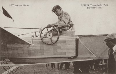 O aviador francês Hubert Latham nos comandos do seu avião, aeródromo de Tempelhof, Berlim, Setembro de 1909 (foto a p/b) de Photographer German