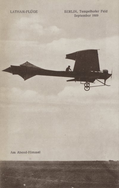 Aviador francês Hubert Latham sobrevoando o aeródromo de Tempelhof, Berlim, Setembro de 1909 (foto a p/b) de Photographer German