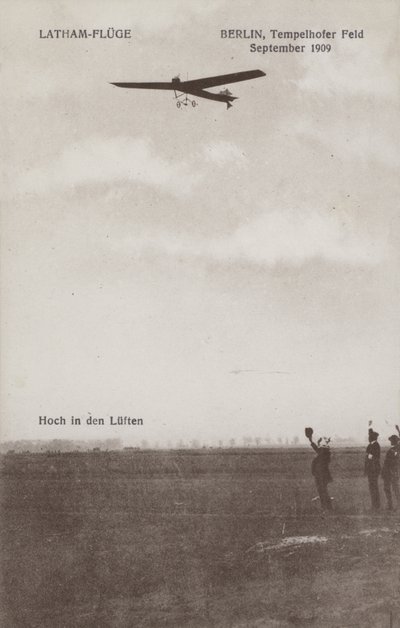 Aviador francês Hubert Latham sobrevoando o aeródromo de Tempelhof, Berlim, Setembro de 1909 (foto a p/b) de Photographer German