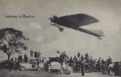 O aviador francês Hubert Latham em Berlim (foto a p/b) de Photographer German