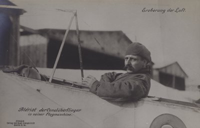 O aviador francês Louis Bleriot, o primeiro a atravessar o Canal da Mancha, em seu monoplano (foto a p/b) de Photographer German
