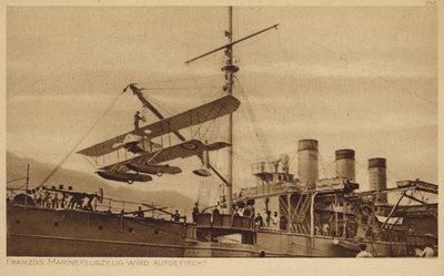 Avião naval francês a ser içado para um navio (foto a p/b) de Photographer German