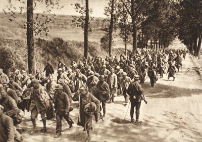 Prisioneiros franceses na estrada entre Soissons e Fismes durante a Batalha de Aisne de Photographer German
