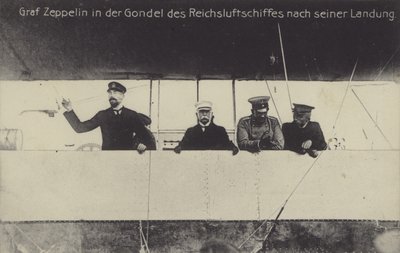 O construtor alemão Graf Ferdinand von Zeppelin na gôndola de um de seus dirigíveis após a aterrissagem (foto a p/b) de Photographer German
