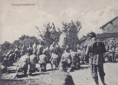 Soldados do exército alemão participando de um serviço religioso ao ar livre (foto a p/b) de Photographer German