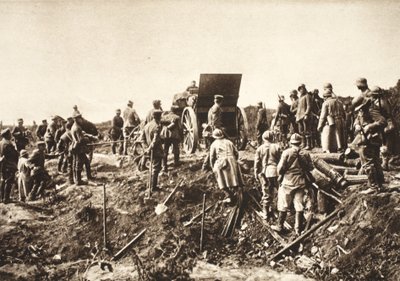 Bateria alemã avança sobre terreno difícil antes do Fismes, capturada francesa em primeiro plano pronta para ser transportada (foto a p/b) de Photographer German