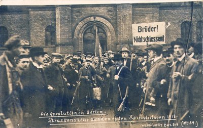 Civis e soldados alemães em Berlim, Novembro de 1918 (foto a p/b) de Photographer German