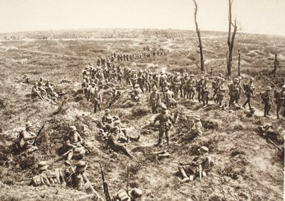 Cruz de infantaria alemã sobre Chemin des Dames para seguir o inimigo em retirada, 27 de Maio de 1918 (foto a p/b) de Photographer German