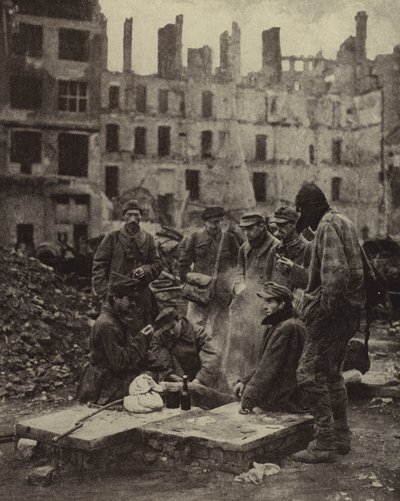 Prisioneiros de guerra alemães libertados do cativeiro na União Soviética, em meio às ruínas de Berlim de Photographer German