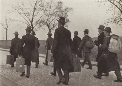 Trabalhadores ferroviários alemães expulsos do Ruhr por participarem na campanha de desobediência civil durante a ocupação francesa, agosto de 1923 (foto a p/b) de Photographer German