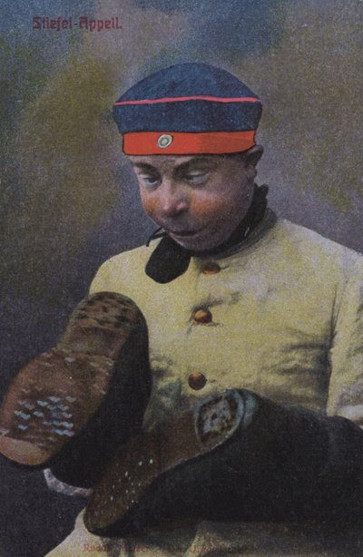 Soldado alemão olhando para as solas das suas botas (foto colorida) de Photographer German
