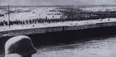 Soldado alemão a vigiar prisioneiros aliados na praia de Dunquerque, França, Segunda Guerra Mundial, Junho de 1940 (foto a p/b) de Photographer German