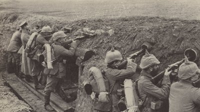 Soldados alemães nas trincheiras da Flandres atirando através de buracos feitos de pequenas caixas de madeira e canos de esgoto (foto a p/b) de Photographer German