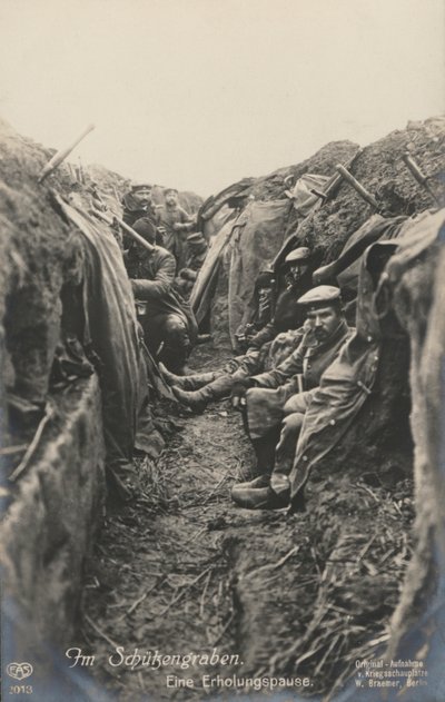 Soldados alemães a fazer uma pausa nas trincheiras, Primeira Guerra Mundial de Photographer German