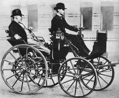 Gottlieb Daimler, com o seu filho a conduzir, no primeiro carro a motor de Photographer German