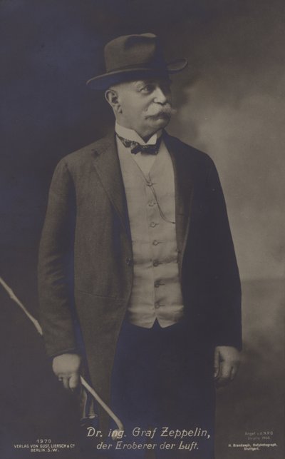 Graf Ferdinand von Zeppelin, designer e construtor de aeronaves alemão (foto a p/b) de Photographer German