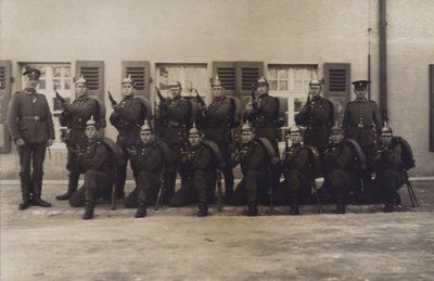 Grupo de soldados de infantaria do exército alemão (foto a p/b) de Photographer German