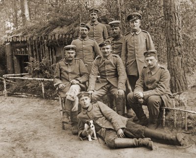 Grupo de soldados alemães com um cão de Photographer German