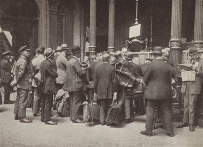 Hiperinflação em Weimar Alemanha: membros da fila pública fora do Reichsbank em Berlim com malas para transportar o seu dinheiro, julho de 1923 (foto a p/b) de Photographer German