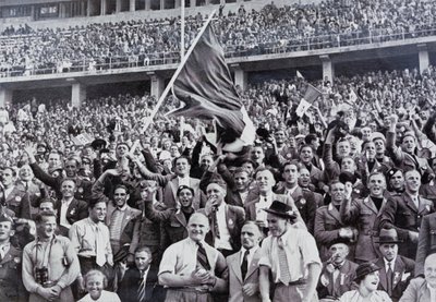 Torcedores italianos apoiam seus atletas no estádio nos Jogos Olímpicos, Berlim, Alemanha de Photographer German